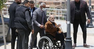 جنازة هانى شاكر.. ممدوح عباس يشارك فى جنازة أمير الغناء على كرسى متحرك