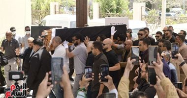 جنازة هاني شاكر.. توافد واسع لنجوم الفن والإعلام ووداع مؤثر لأمير الغناء