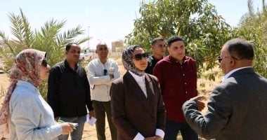 محافظ الوادى الجديد تتفقد أحد مشروعات الاستثمار الزراعى المتكاملة بالخارجة