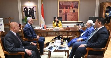 وزيرة الإسكان تبحث مع شركة «أميا باور» سبل التعاون في تنفيذ محطات تحلية مياه البحر