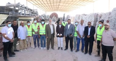 محافظ الوادى الجديد تتفقد مصنع إنتاج الأسمدة بالمنطقة الصناعية بالخارجة