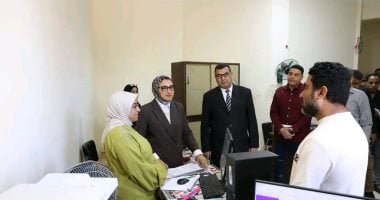 محافظ الوادي الجديد تتابع منظومة العمل بوحدة تقنين أراضي الدولة