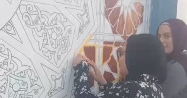 طالبات تربية نوعية بكفر الشيخ يحوّلن جدران المصالح الحكومية للوحات.. فيديو