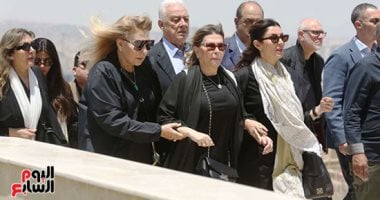 جنازة هانى شاكر.. نادية الجندى تساند نهلة توفيق فى جنازة زوجها