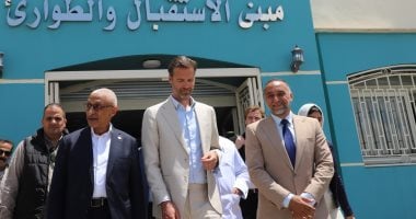 محافظ شمال سيناء يصطحب وفدًا هولنديًا فى جولة بمستشفى العريش العام.. صور