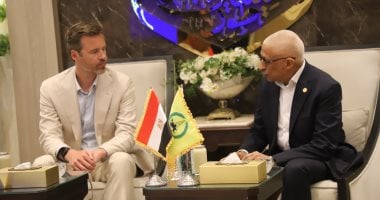 محافظ شمال سيناء يستقبل وفدا هولنديا رفيع المستوى بمطار العريش