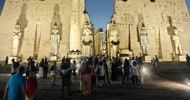 الأفواج السياحية تسمتع صباحا ومساء بين أروقة وأعمدة معبد الأقصر التاريخي.. صور