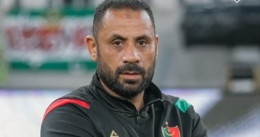 ياسر رضوان يحتفل بالتتويج بلقب الدوري الجزائري مع المولودية
