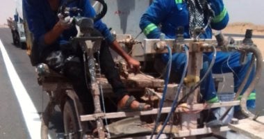 محافظ أسوان يتابع أعمال رفع كفاءة الطريق الصحراوى الغربى إدفو / السباعية