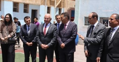محافظ القليوبية وسفير أذربيجان يتفقدان مدرسة الصداقة المصرية الأذربيجانية