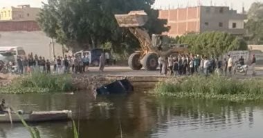 انتشال سيارة ملاكي انقلبت في ترعة المريوطية بأبو النمرس.. صور