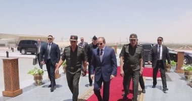 الرئيس السيسى يختتم جولته بالقيادة الاستراتيجية بتسجيل رسالة شكر وتقدير لقادة القوات المسلحة