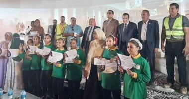 تكريم 50 طالبا فى مسابقة “تاريخ بلدنا في عيون ولدنا” بالأقصر.. صور