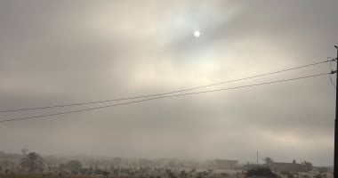شبورة كثيفة وأجواء حارة تضرب مدن شمال سيناء اليوم.. صور
