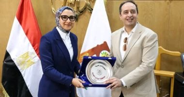 محافظ الوادي الجديد تبحث إنشاء أول مركز متكامل لعلاج الإدمان بالمحافظة