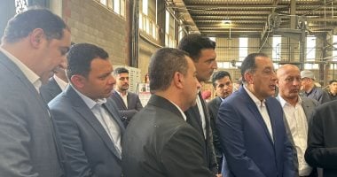 ساكن قريب ومرتبك كويس.. مدبولى يجرى حوارا مع عامل بمصنع كابلات بالسادات