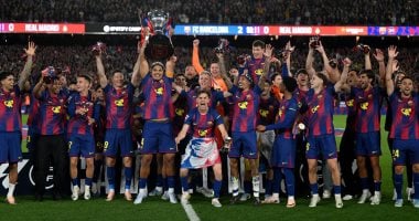 شاهد احتفالات برشلونة بكأس الدوري الإسباني بعد الفوز على الريال.. فيديو