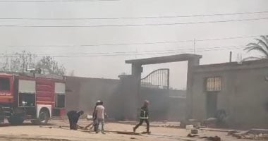 حريق بمصنع بانيوهات على طريق بلبيس العاشر والدفع بـ4 سيارات إطفاء
