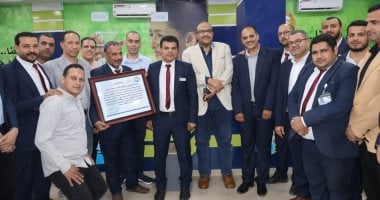 رئيس مياه سوهاج يكرم مسئولى خدمة العملاء لترشحهم لجائزة مصر للتميز الحكومي