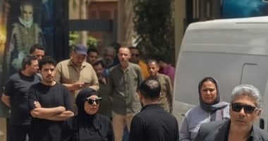 جثمان عبد الرحمن أبو زهرة يمر بالمسرح القومي قبل أداء صلاة الجنازة