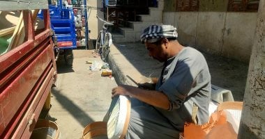 من جيل لجيل.. قصة عبد الواحد مع الغربال وصواني الصاج في قنا.. صور