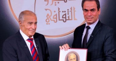 احمد المسلماني رئيس الوطنية للإعلام يمنح الشاعر فاروق جويدة وسام ماسبيرو