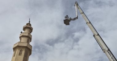 الحماية المدنية تنقذ المارة من هلال نحاسى مائل بمأذنة مسجد بمدينة نصر.. صور