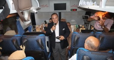 سكرتير محافظة سوهاج يودع أفواج حجاج الجمعيات الأهلية.. صور