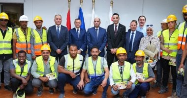 وزير العمل ومحافظ أسوان يسلمان شنط “عدة عمل” وبونات لعمالة غير منتظمة