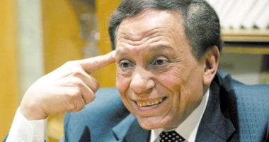 محمد عادل إمام يحتفل بعيد ميلاد والده الزعيم.. فيديو