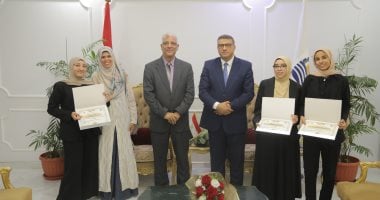 محافظ قنا يكرم الطلاب الحاصلين على المركز الأول بمسابقة كوديفر.. صور