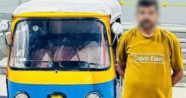 لقطات تحبس الأنفاس.. سائق “توك توك” يقلب المركبة بـ “زبون” بسبب الأجرة
