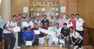 رئيس جامعة بنها يكرم الطلاب الحاصلين على مراكز فى البطولات والأنشطة الرياضية