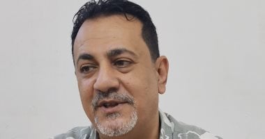 أول تعليق من المُعلِم صاحب واقعة تقبل يد مدير مدرسته السابق.. فيديو