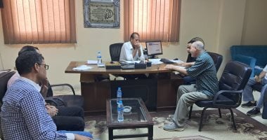 رئيس مدينة أبو النمرس يبحث شكاوى المواطنين خلال اللقاء الأسبوعى.. صور