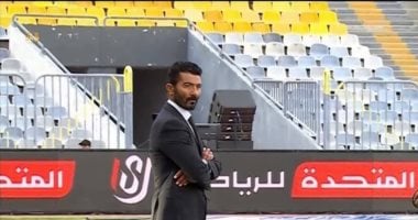 خالد النبوي يتابع مباراة الأهلي والمصري في ملعب برج العرب