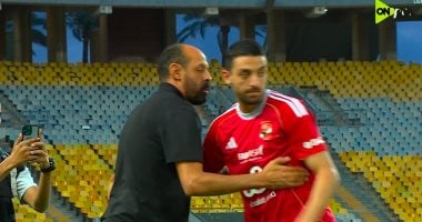 لاعبو الأهلي يصافحون عماد النحاس قبل مباراتهم مع المصري