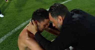 جون إدوارد يساند شحاتة بعد انهياره بالبكاء في ليلة تتويج الزمالك بالدوري