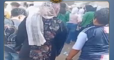 القبض على أم قيدت نجلها بسلسلة حديدية أثناء ذهابه للمدرسة