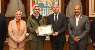 ​محافظ القاهرة يكرم الطالبة زينب زهران الحاصلة على المركز الثالث عالميا