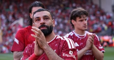 محمد صلاح يودع جماهير ليفربول بالدموع في آنفيلد.. فيديو