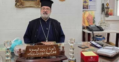 كاهن كنيسة الروم بدمياط يشارك في صك الأضحية ويؤكد: عادة سنوية.. فيديو