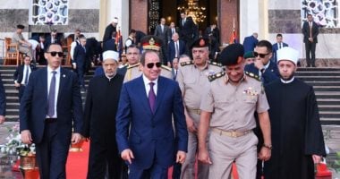 فيديو أداء الرئيس السيسى صلاة عيد الأضحى وتناول الإفطار مع الحضور.. فيديو