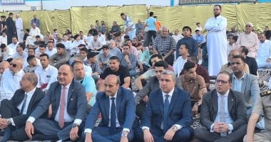 محافظ أسيوط ومدير الأمن يؤديان صلاة عيد الأضحى بساحة أرض الملاعب.. بث مباشر