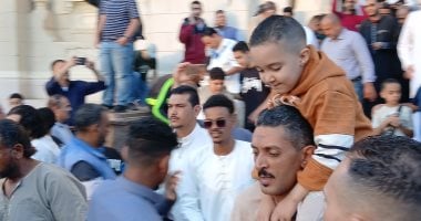 الأطفال يزينون ساحة ومسجد المرسى أبو العباس أثناء صلاة العيد بالإسكندرية.. فيديو