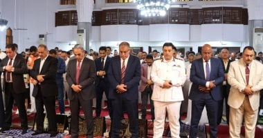 محافظ الإسماعيلية يؤدي شعائر صلاة عيد الأضحى بمجمع الشهداء