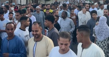 لا مكان لقدم.. لحظة خروج آلاف المصلين من مسجد القنائى.. فيديو