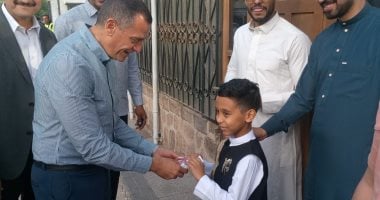 محافظ أسوان يوزع هدايا وعيدية للأطفال بعد صلاة عيد الأضحى.. صور