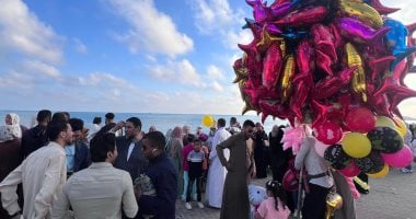 العيد على كورنيش مرسى مطروح.. أجواء احتفالية وفرحة على البحر «فيديو وصور»
