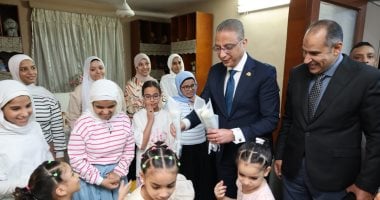 محافظ الجيزة يشارك فتيات مؤسسة الرعاية الاجتماعية بإمبابة فرحة عيد الأضحى